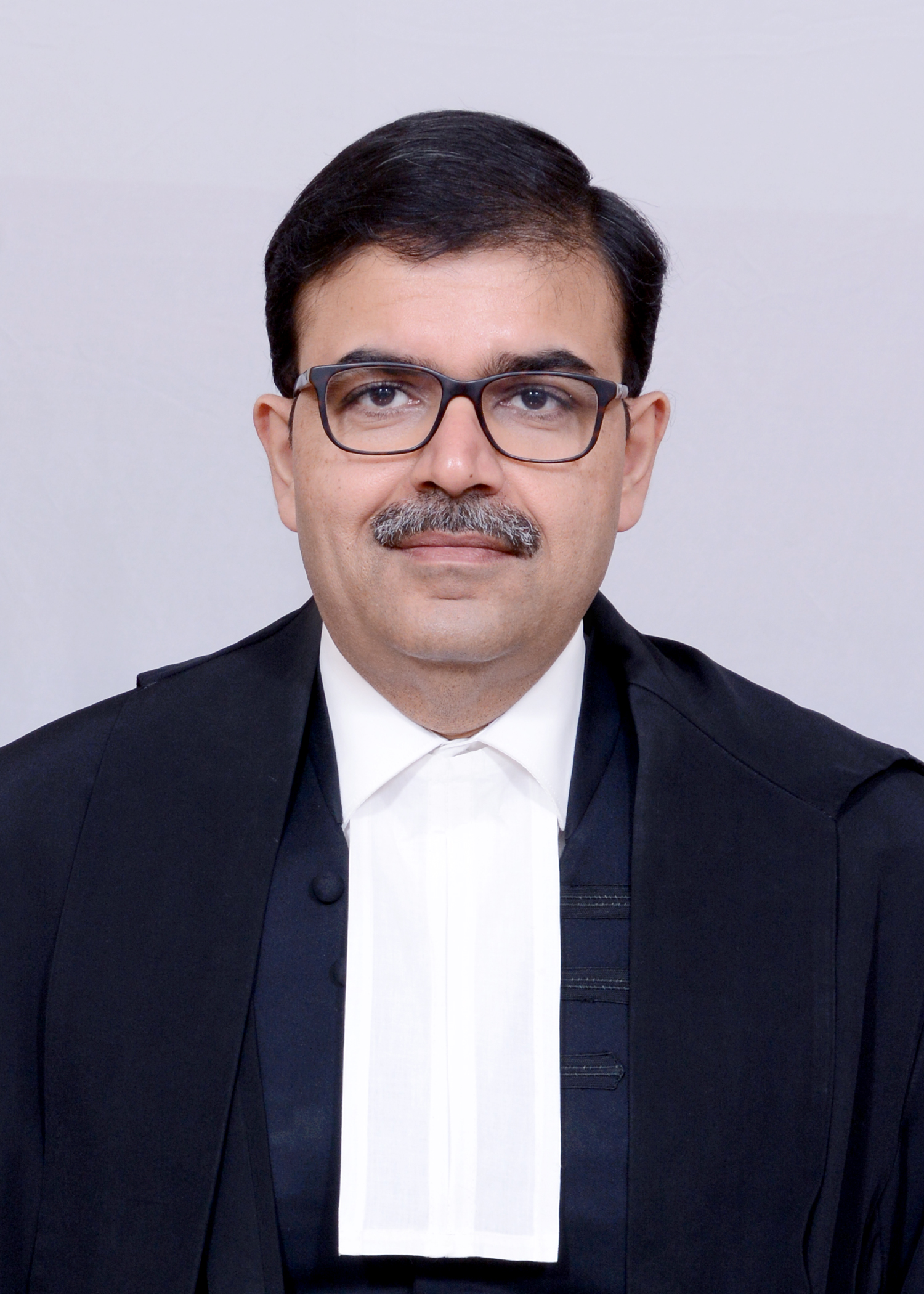 Hon’ble Mr. Justice Ashwani Kumar Mishra 